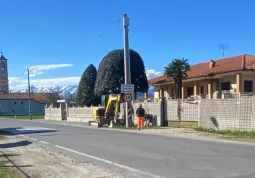 Si sta lavorando alla posa di un semaforo ”intelligente” in frazione Bosco 